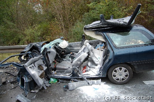 Verkehrsunfall mit eingeklemmter Person