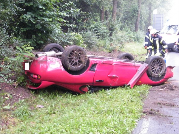 Verkehrsunfall mit eingeklemmter Person L2310