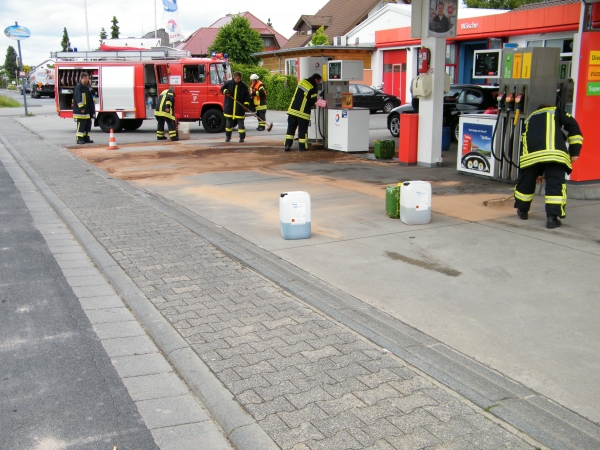 Ausgelaufener Kraftstoff auf Fahrbahn