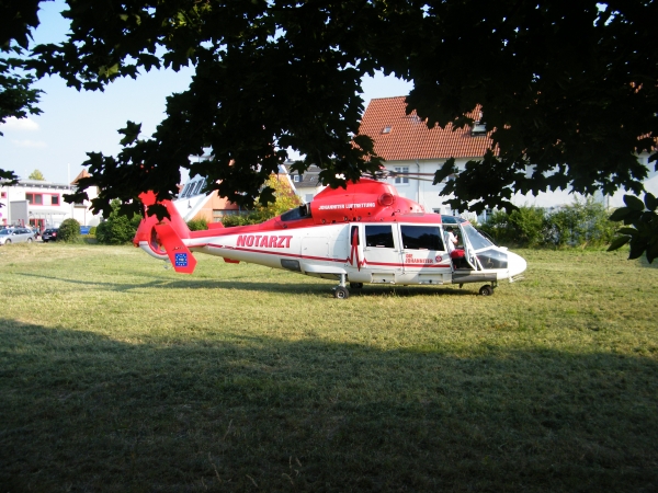 Zubringer Notarzt des Retungshubschraubers