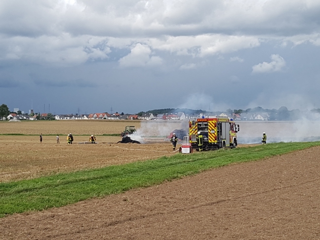 Brennt LKW und umliegendes Feld